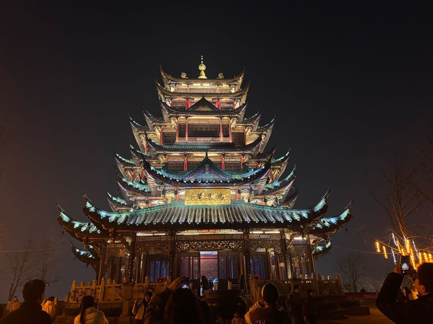 Shancheng Alley Tea Experience & Hong'en Temple Night Scenery Tour