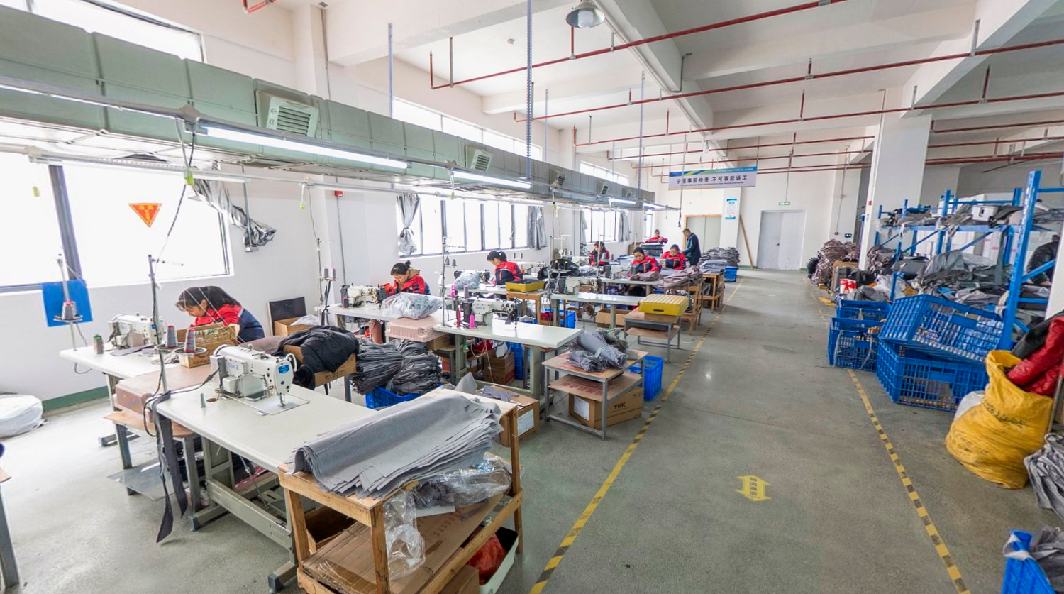 Jiangxi Chengleke luggage workshop 1