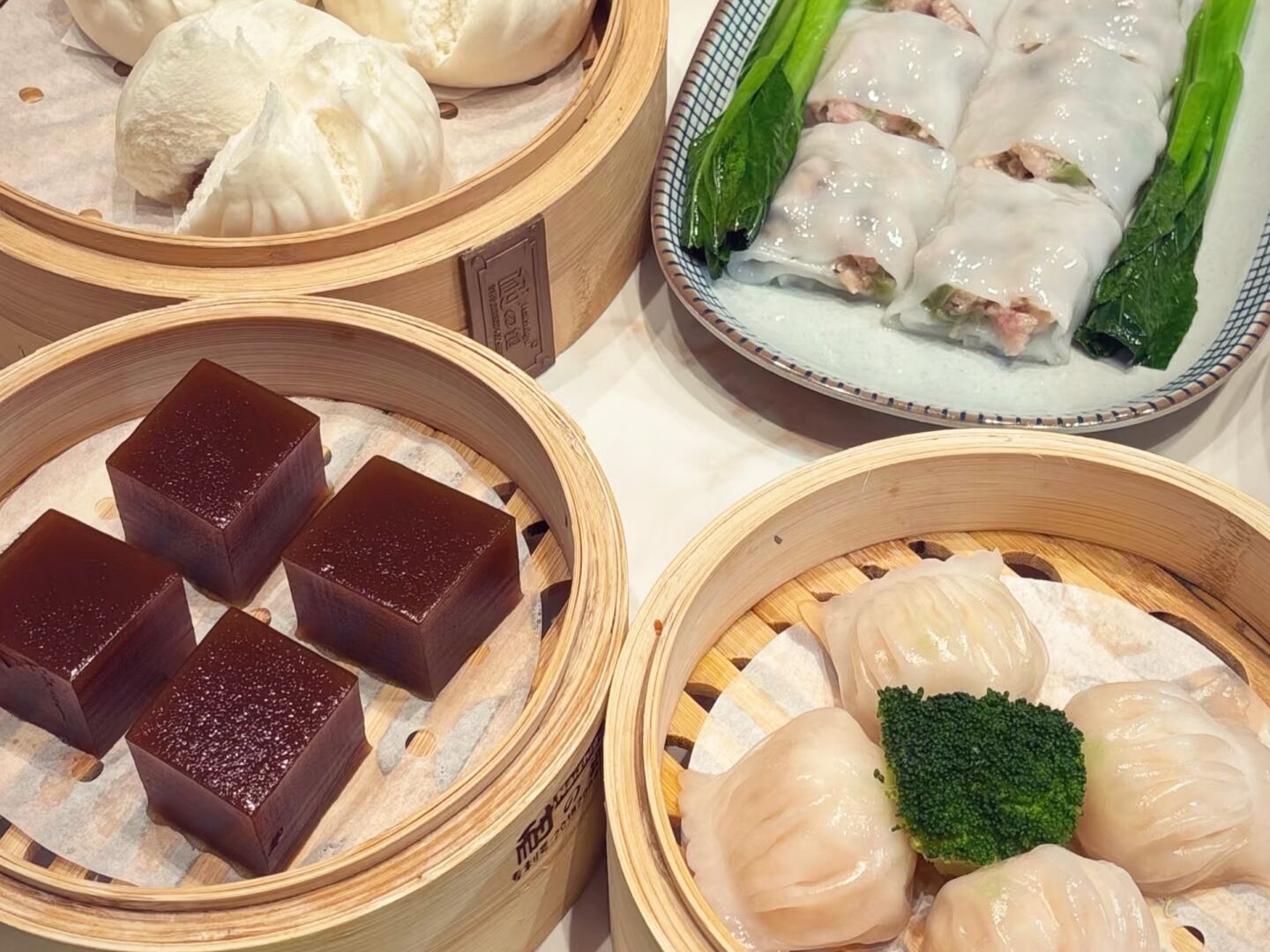 1. Panxi RestaurantLocated by Lychee Bay and designed by architect Mo Bozhi, Panxi is a landmark blending Lingnan garden art and cuisine. - 2