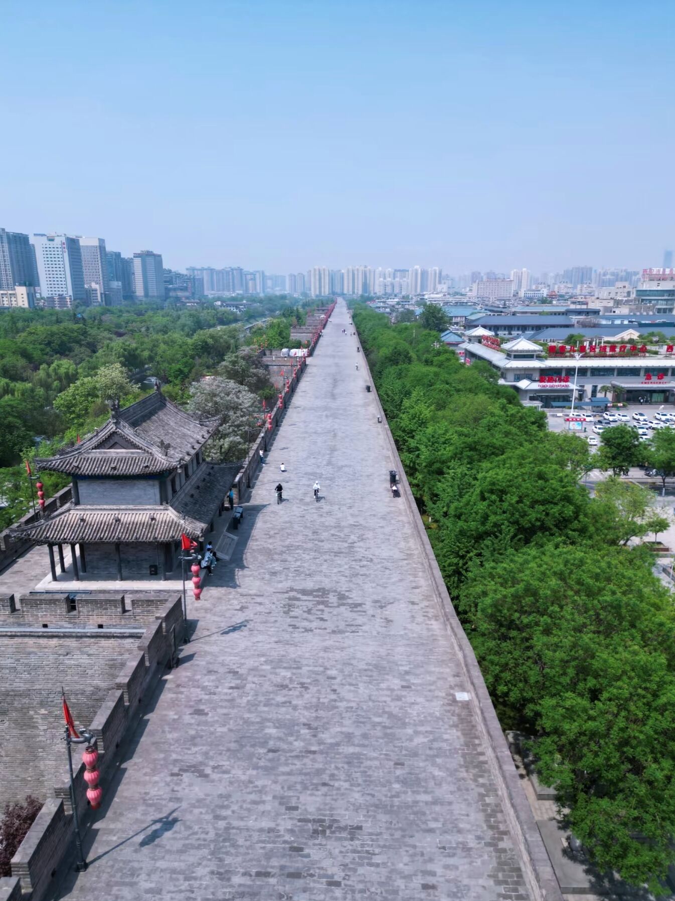 The Xi'an City Wall comprises a complete set of military defense structures, including the moat, drawbridge, gate tower, arrow tower, main watchtower, - 1