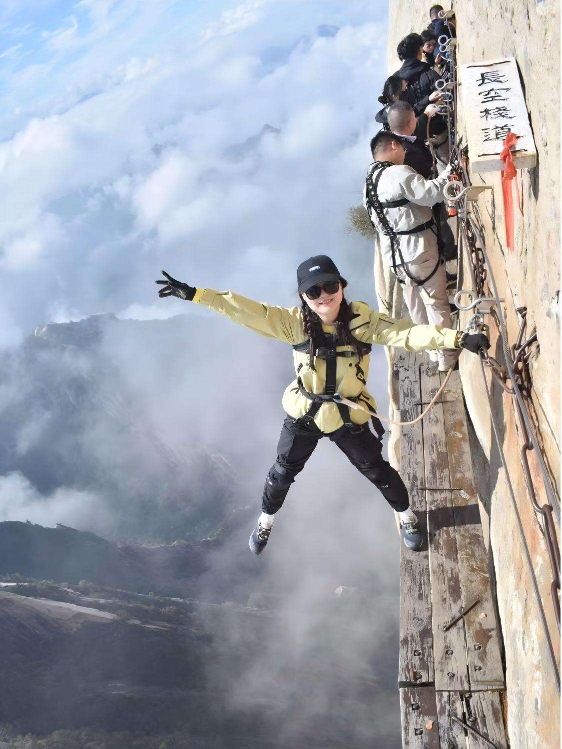 Huashan Spectacular & Perilous Hiking
