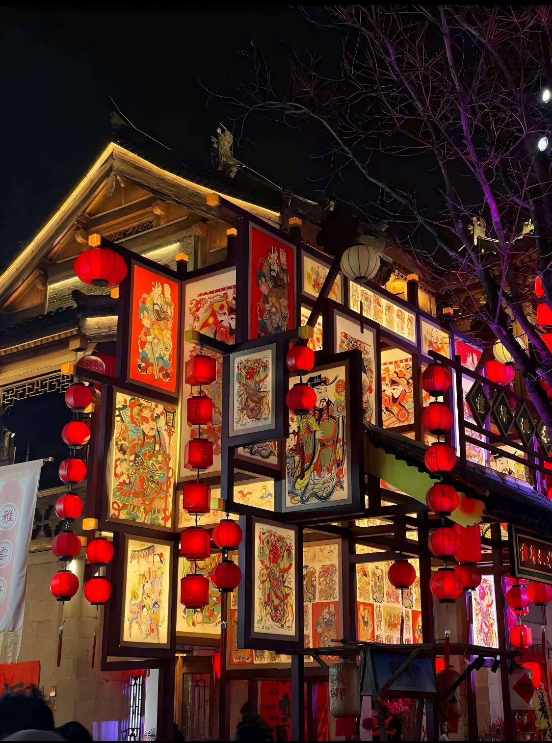 Yu Garden This 400-year-old classical Jiangnan garden is renowned for its exquisite "mountain forest within the city" layout. Its winding corridors, intricate lattice windows, and tranquil ponds together create countless poetic corners for photography.